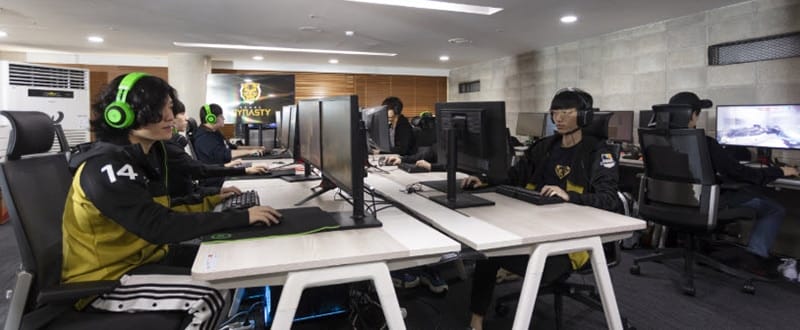 Team Gen G using Sidiz T80 chairs