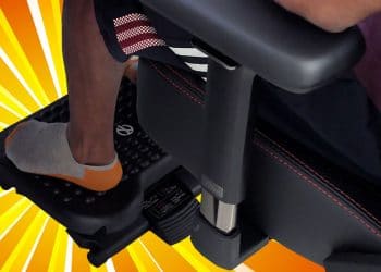 Benefits of using an ergonomic footrest at a desk
