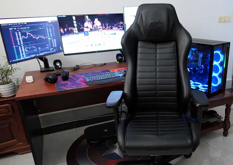 DXRacer Master chair computer workstation