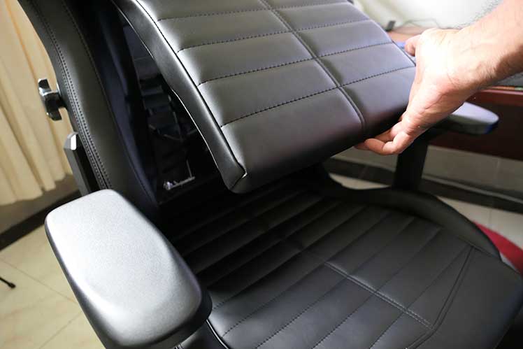 Lifting up the Master chair backrest