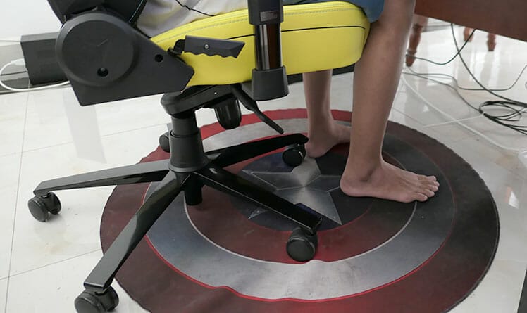 Floor mat protecting bare feet