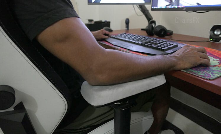 Using Secretlab armrest support