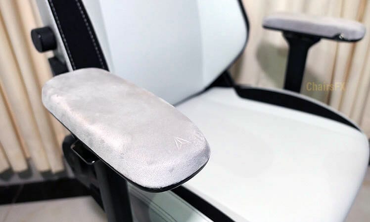 Review: Secretlab Titan Plushcell armrest tops