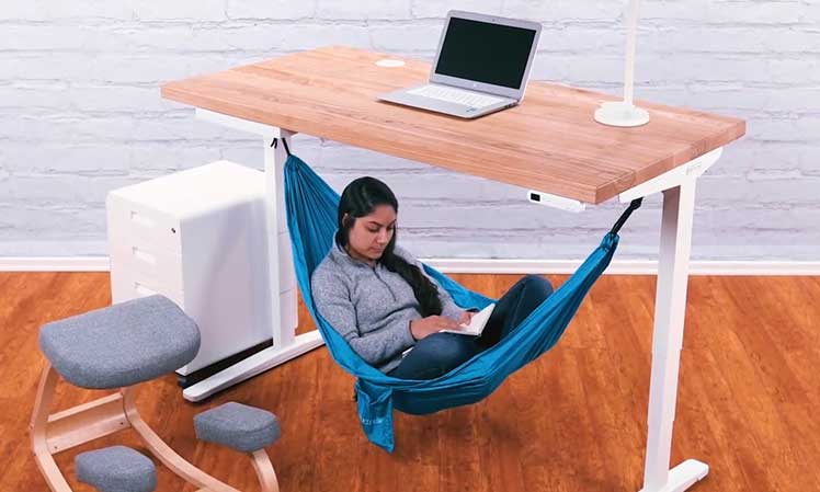 Uplift V2 desk with hammock and accessories