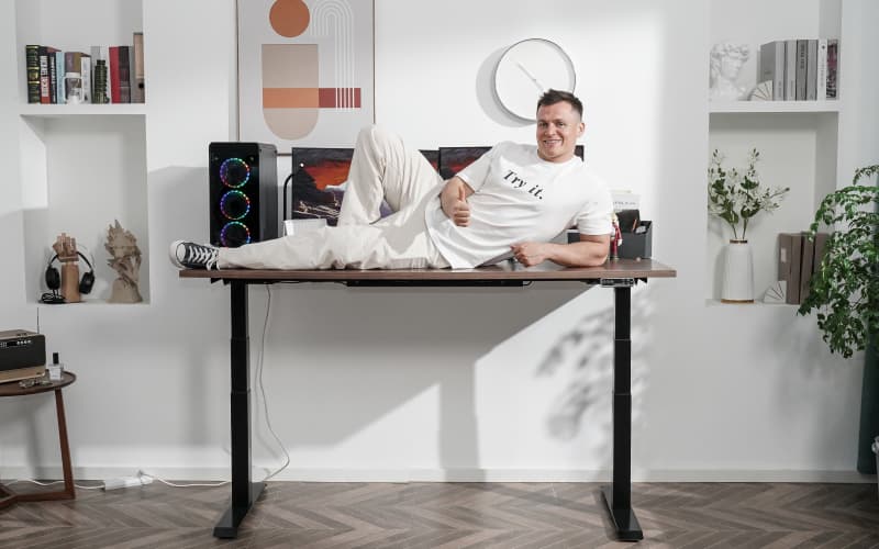 Flexispot E7 Pro: man lying on top of the desk