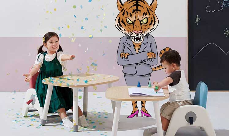 Tiger Mom watching over kids using Sidiz Atti chairs