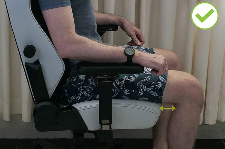 Висок потребител, показващ прилягането в седалка Titan XL