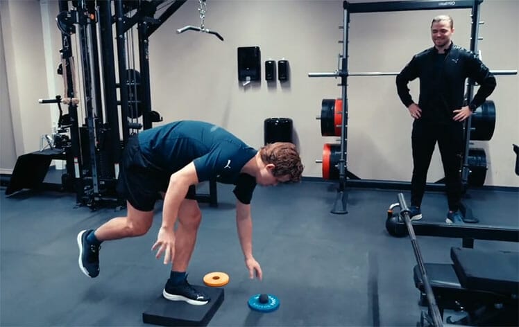 Magnus Carlsen doing core exercises