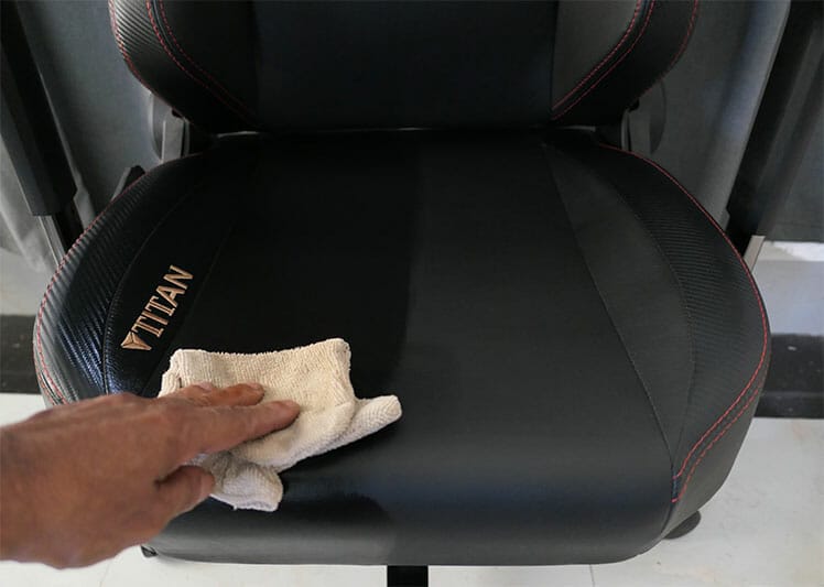How to clean secretlab leather chair with a microfiber cloth