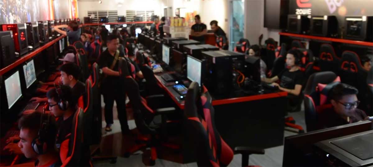 DXRacer gaming chairs in Chinese internet cafe